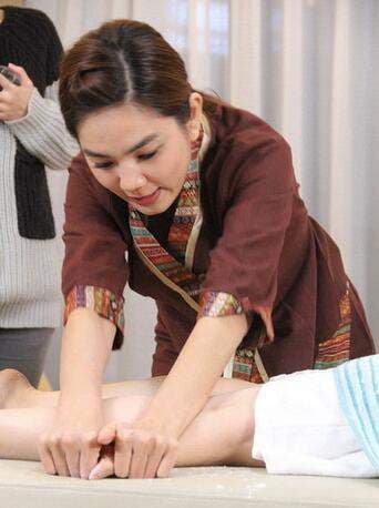 女性按摩師提供居家推拿服務